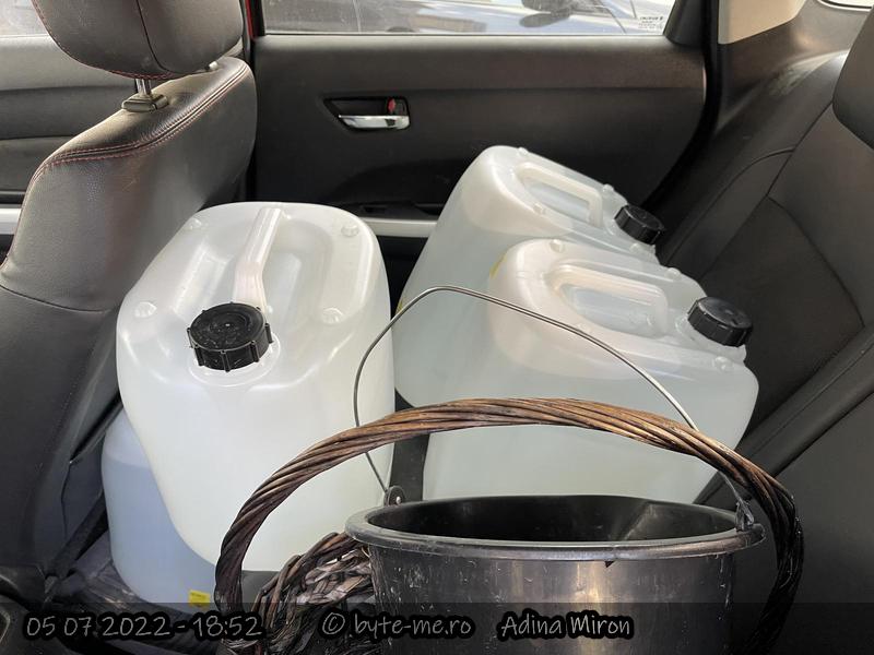 Apa luata de la fantana din sat 